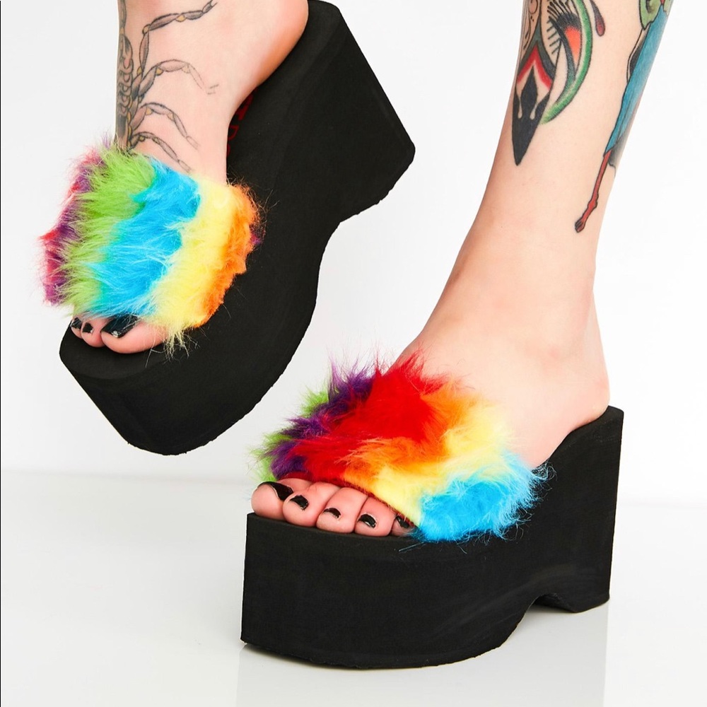 90’s Platform fuzzy sandals